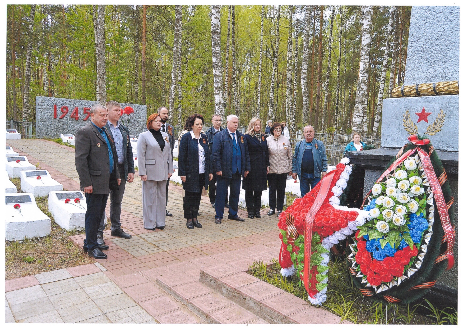 Участники траурного митинга на братских могилах на старых кладбищах 08.05.2025 фото И.А.Ежковой